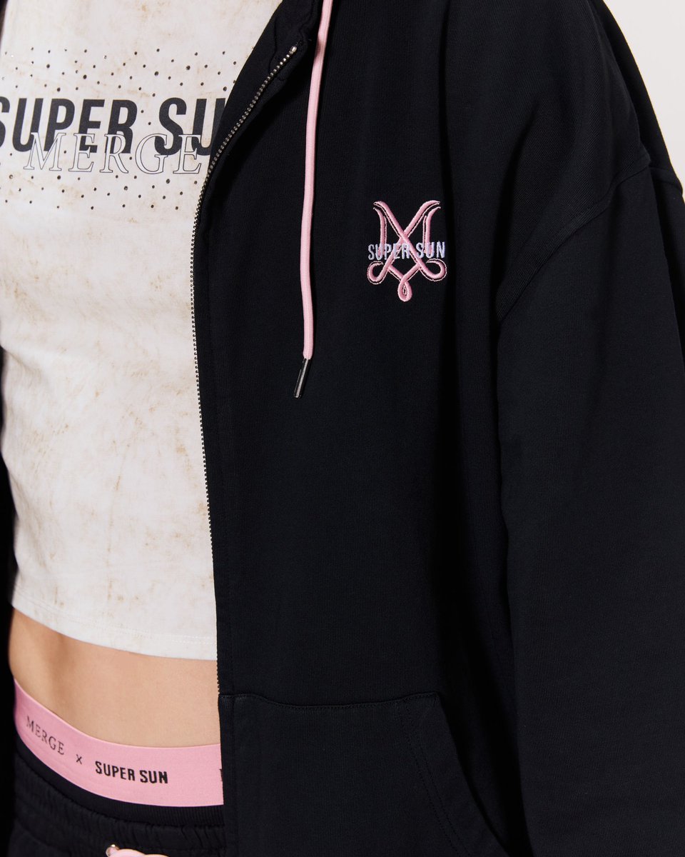 ssupersun's tweet photo. #FlowHoodie
Size: 1 - 2
Color: Smoky Rose
Price: 2,450 THB
Details:
Made from 100% Cotton, comfortable to wear
Embroidered MERGE x SUPER SUN logo on the left chest
Fully faded wash with Rose-colored hood drawstrings

#FlowPants
Size: 1 - 2
Color: Smoky Rose
Price: 1,950 THB
Details:
Made from 100% Cotton, breathable and comfortable
Elastic boxer-style waistband with MERGE x SUPER SUN logo layer inside
Rose-colored adjustable drawstrings at the waist
Embroidered MERGE x SUPER SUN logo on the front

#MergexSupersun #SerendipityBloom
Launching on Monday, February 10th , at 10 AM (GMT+7).

⚠️ Limited to 1 piece per size and color per product per order.
⚠️ Limited to 3 pieces per product per order for Fate Oversize Tee, Rustic Oversized Denim Jacket and Flow Cap