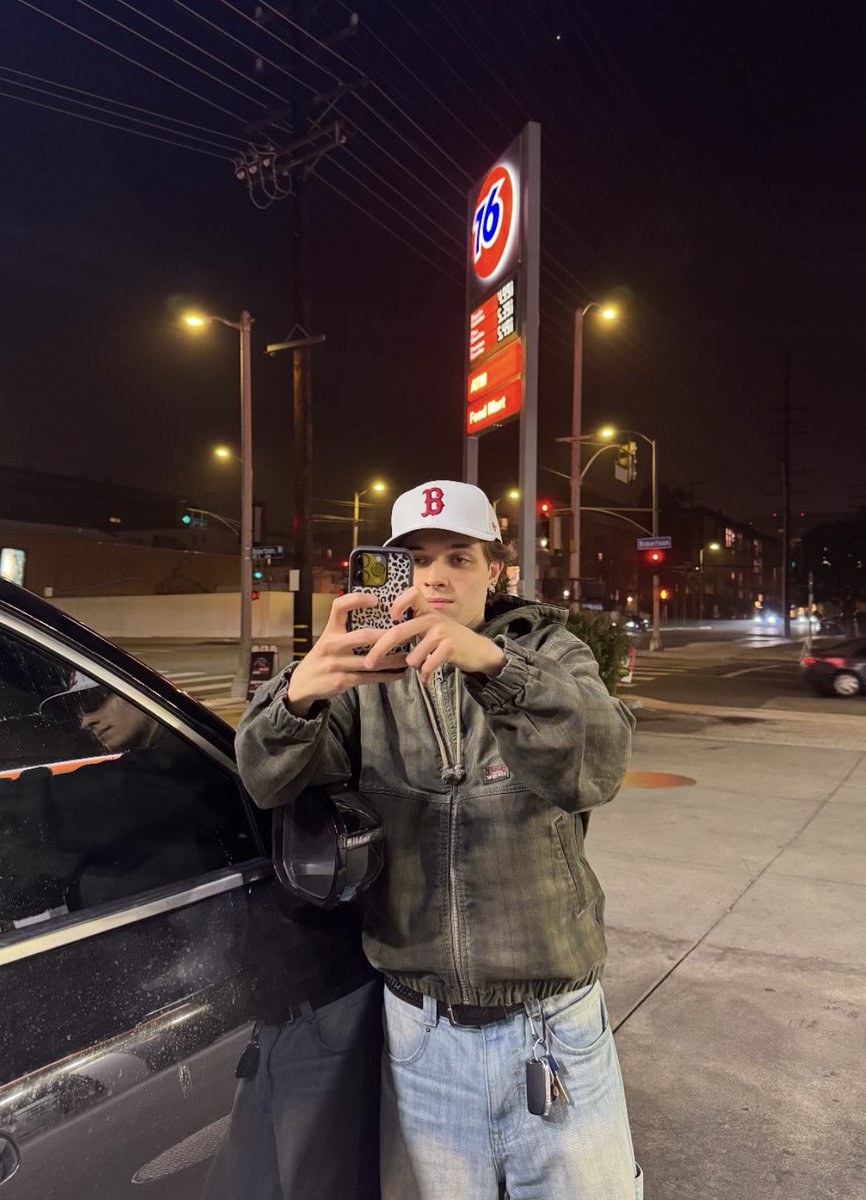 mattluvbot's tweet image. this is so boyfriend taking a photo of u coded