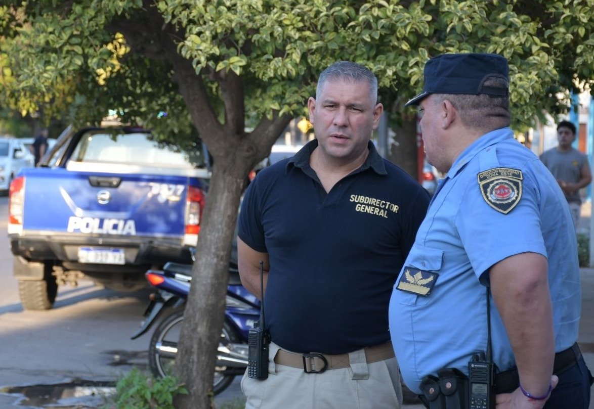 PoliciaCbaOf's tweet photo. 📍#AHORA | En B° General Bustos y sectores aledaños, se despliega un #Operativo Interfuerzas, implementando controles preventivos y patrullaje inteligente.
🚔Participan #Efectivos del CAP, Guardia de Infantería, GSM, GIF, Motocicletas, Canes, @Gendarmeria, @PFAOficial, @FPAcba y @GuardiaUrbanaOk.
👮Supervisa el dispositivo, el subdir. gral de Seguridad Capital Zona Norte, Cristian Barrios.