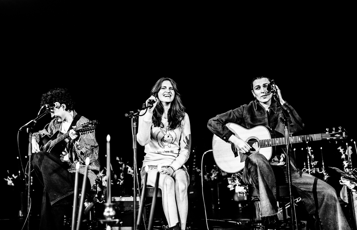 FLOOD Magazine (@floodmagazine) on Twitter photo Live, in photos: G*ve a F*ck LAΒ with Hayley Williams, <a href="/st_vincent/">St. Vincent</a>, <a href="/jennylewis/">jenny lewis</a>, @whereisMUNA, and more | tinyurl.com/28jp9msw
π· by <a href="/thesadpunk_/">Skylar ππ»</a> Live, in photos: G*ve a F*ck LAΒ with Hayley Williams, <a href="/st_vincent/">St. Vincent</a>, <a href="/jennylewis/">jenny lewis</a>, @whereisMUNA, and more | tinyurl.com/28jp9msw
π· by <a href="/thesadpunk_/">Skylar ππ»</a>