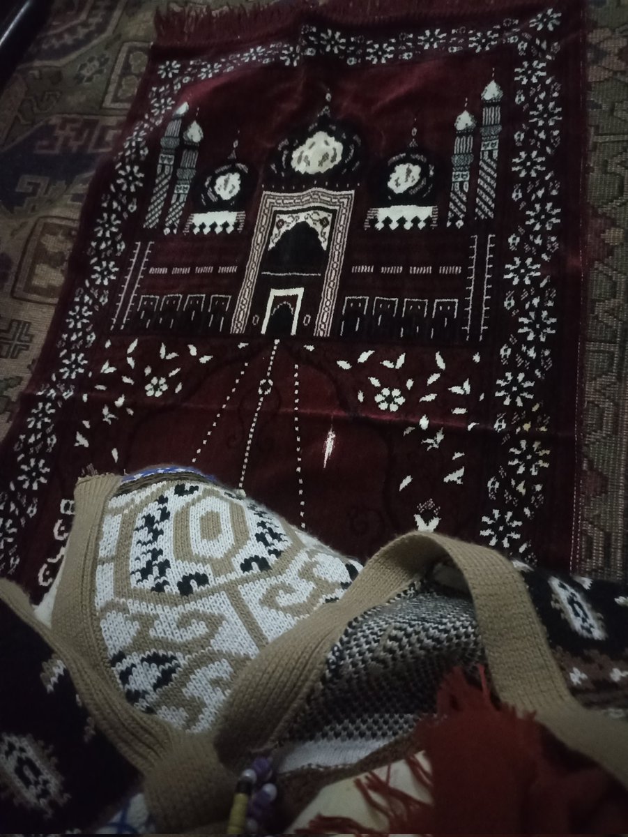 zuhal_kabal's tweet photo. Kildiğim zamaz yazdiğim dua zuhruf suresi Susuz dede parkındaki sarı çiçekler ile yenilenen dedemin istiklali ve istikbali göklere ulaşan ay yıldızın ruhaniyeti ile bismillah https://t.co/8kYgQIfDN6