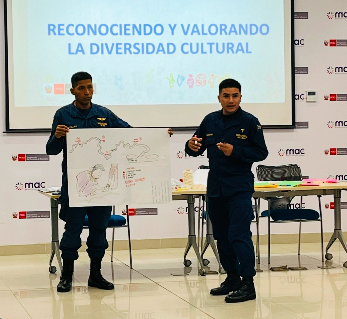 MinCulturaPe's tweet image. #Loreto | Para garantizar servicios públicos según costumbres y lengua materna de los pueblos indígenas u originarios de las cuencas amazónicas, el Ministerio de Cultura capacitó al personal @naval_peru quienes forman parte de las Plataformas Itinerantes de Acción Social #PIAS.