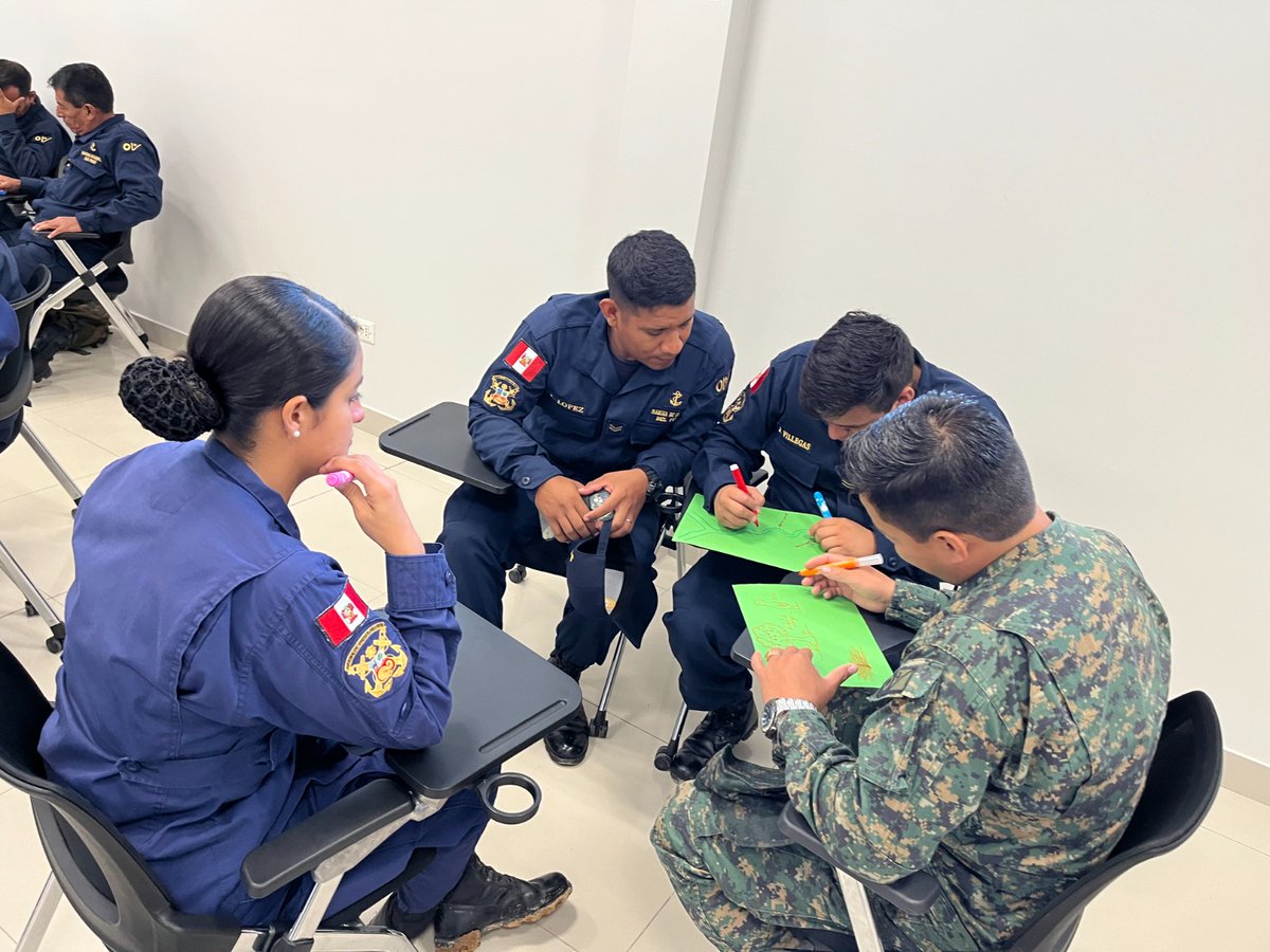 MinCulturaPe's tweet image. #Loreto | Para garantizar servicios públicos según costumbres y lengua materna de los pueblos indígenas u originarios de las cuencas amazónicas, el Ministerio de Cultura capacitó al personal @naval_peru quienes forman parte de las Plataformas Itinerantes de Acción Social #PIAS.