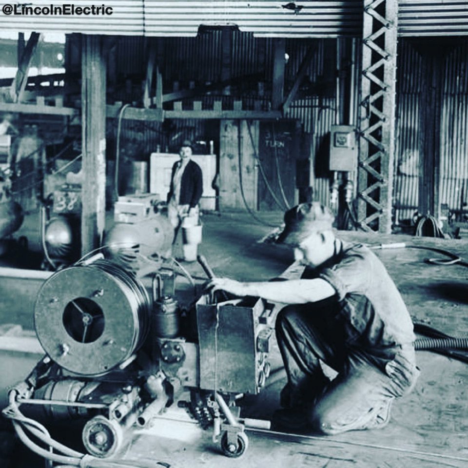 LincolnElectric's tweet image. Flashback Friday® - Starting an automatic fillet weld with a Lincolnweld tractor unit at Riverside Steel Co. in Martins Ferry, OH, in January 1945. 

#FlashbackFriday #WeldRed #WeldRedNation