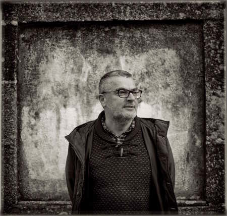 Miro Villar le aquí varios poemas do seu libro Gameleiros: aelg.gal/centro-documen… <a href="/MiroVillar/">Miro Villar</a>