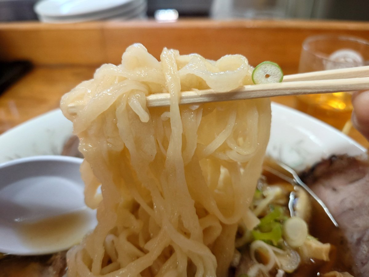 emix0121's tweet photo. 家から歩いて近くの行列ができる藤屋🍜月１回行きます。瓶ビール注文すると豪華なお通しが付いて来ます。それらをラーメンにトッピングします。チャーシューメン生姜トッピングにお通しもトッピングすることで豪華なチャーシューメンができあがります。(ひろゆきボイスで)とても美味しかったです。 https://t.co/lmzuLitRSR