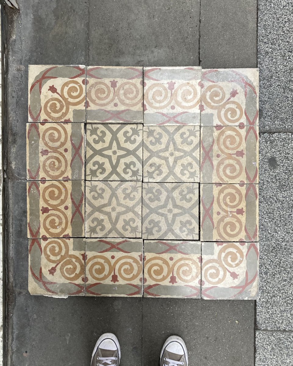 rajolesdebcna's tweet photo. Avui a la Pl de la Vila de Gràcia han tret aquestes rajoles pensant que ja no feien servei. Ignorants.
Fet a Barcelona. Fet a mà.
#rajolahidraulica #rajoles #mosaic #modernisme #noucentisme #baldosahidraulica #arquitectura #tiles #decoracio  #recicla #decreixement  #♻️ https://t.co/Oj1dwT7Vyh
