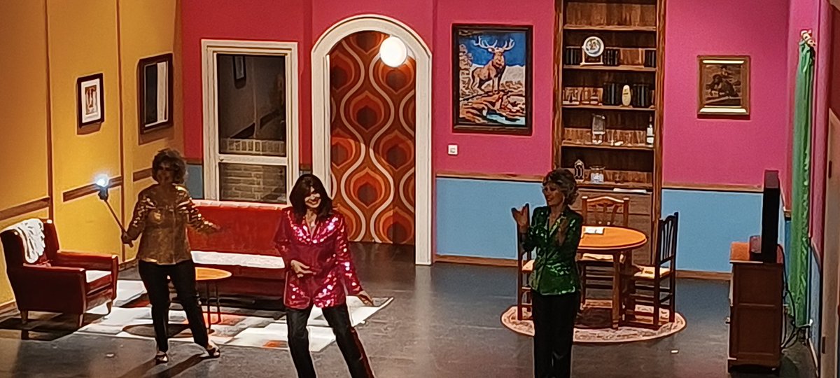 El otro día llevé a mi madre a ver la obra de teatro donde actúa Rosa Benito y la verdad es que la obra es un muermo y ella no está muy suelta, la veo mejor en la tele 
#DeViernes