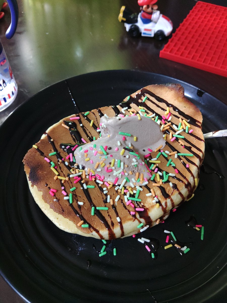 Hirano_Life's tweet photo. 自閉症の息子はこだわりが強い。というか、強すぎる。

①朝7時に「🥞食べたい」
②焼き加減の好み:カリカリ
③作りたてをオーブンで焼く
④トッピング:カラフルチョコ

早朝に🥞の要求が多く、忙しい日が週に1~2回ある(´･ω･)

でも、ちゃんと「ありがとー！」が言える。えらい🙂 https://t.co/3K1pagY17D