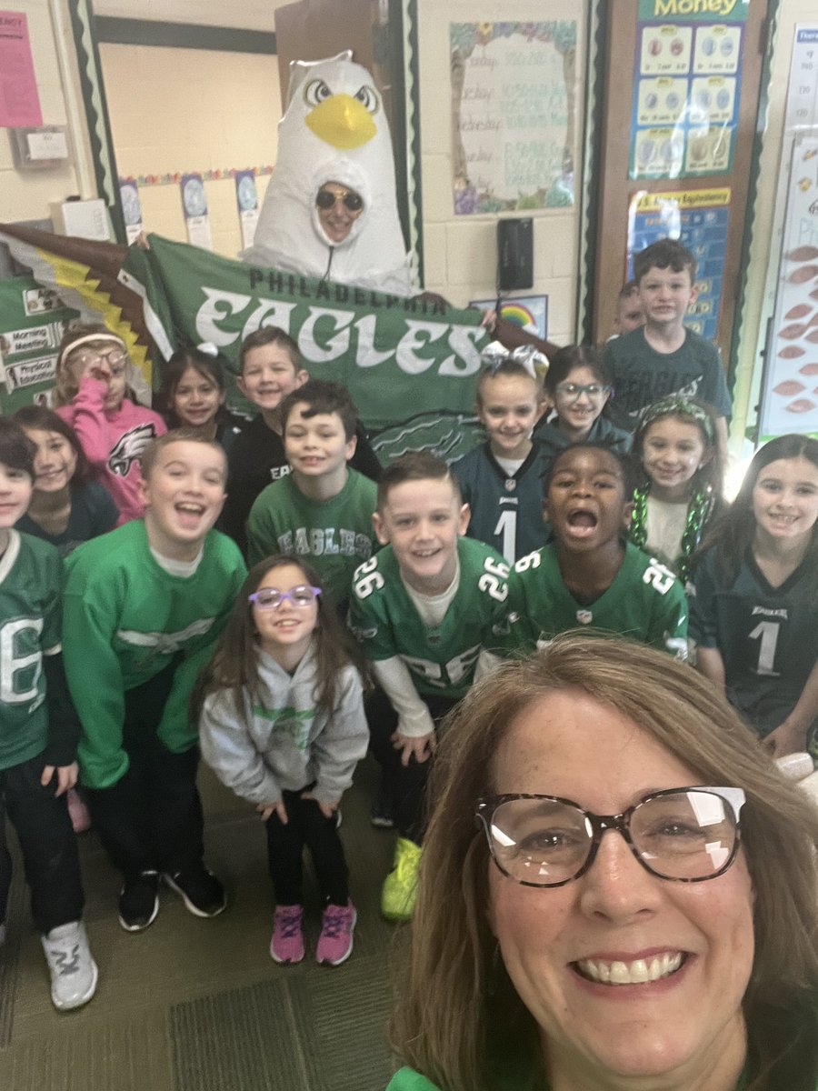 EdgewoodRSD's tweet photo. Let’s Go Birds!  #weRedgewood @Eagles @RidleyDistrict https://t.co/vgVuBGxFG6
