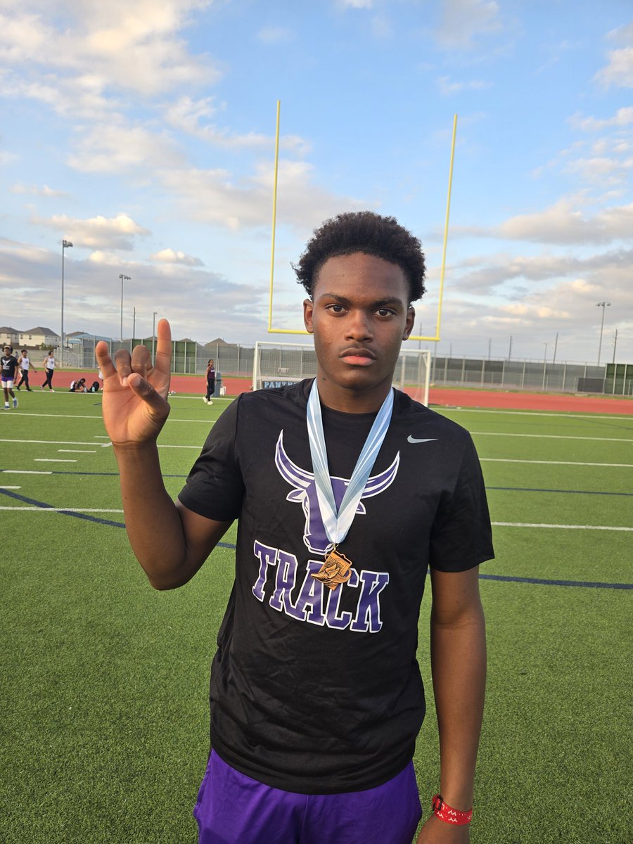 Mavs Nation, let's keep the energy going! HUGE shoutout to London Williams on snagging 3rd place in the boys' long jump! Keep reppin'! #ilovemortonranch