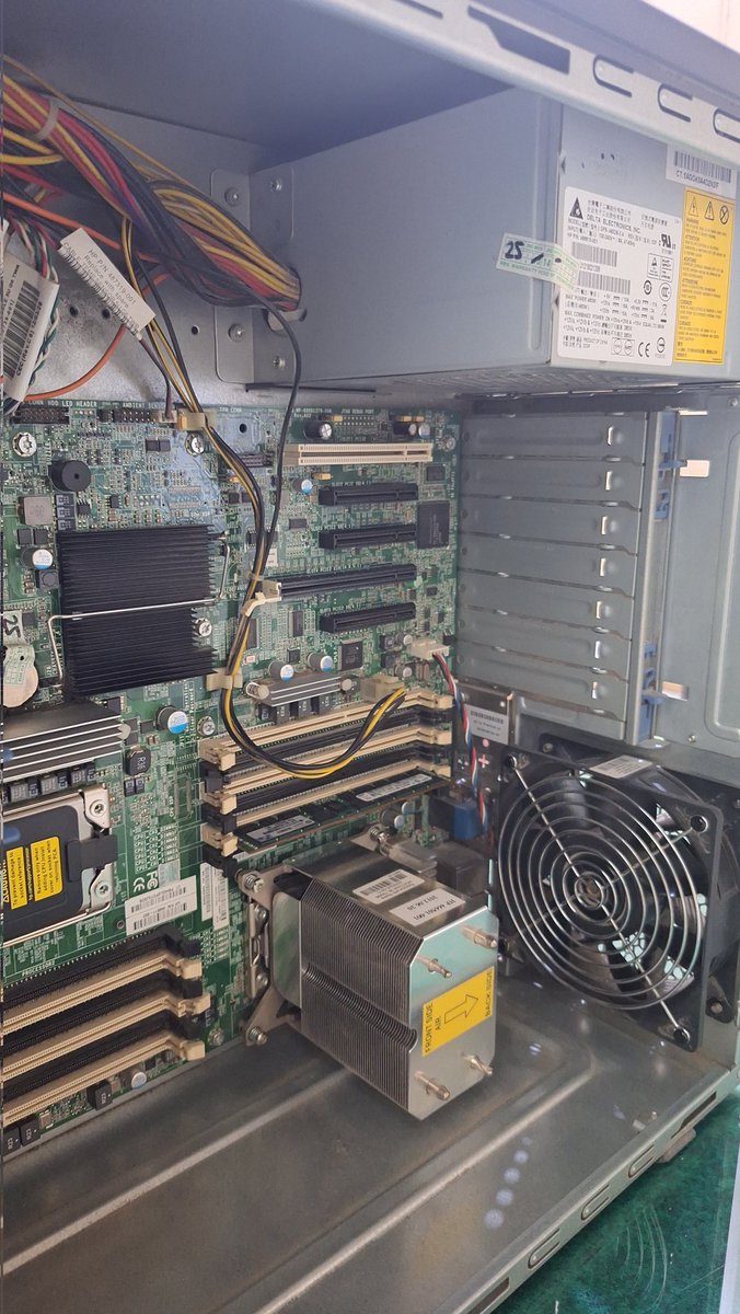 ayongoding's tweet image. Server lama yang udah nggak dipakai ternyata masih bisa nyala dan berfungsi dengan baik.
Intel Xeon Dual-Core Processors dengan RAM 4GB cukup untuk menjalankan Aplikasi Report dibangun dengan Laravel.
Debian atau Ubuntu Server?
Mana yang lebih baik?

#ServerProject #ServerLama