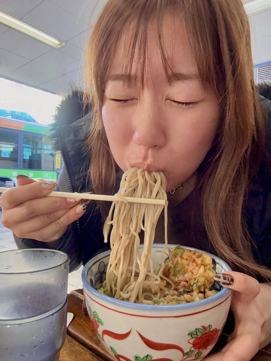 寒い北海道から脱出した24歳✈️

忙しい現代人の朝は
立食い「かき揚げ天そば」でスタート😖