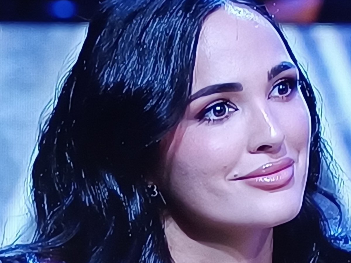 Claudia Bavel asegura que todo lo que le esta sucediendo en la tele es nuevo para ella. Pués para ser nueva en esto se la ve como pez en el agua 
#DeViernes