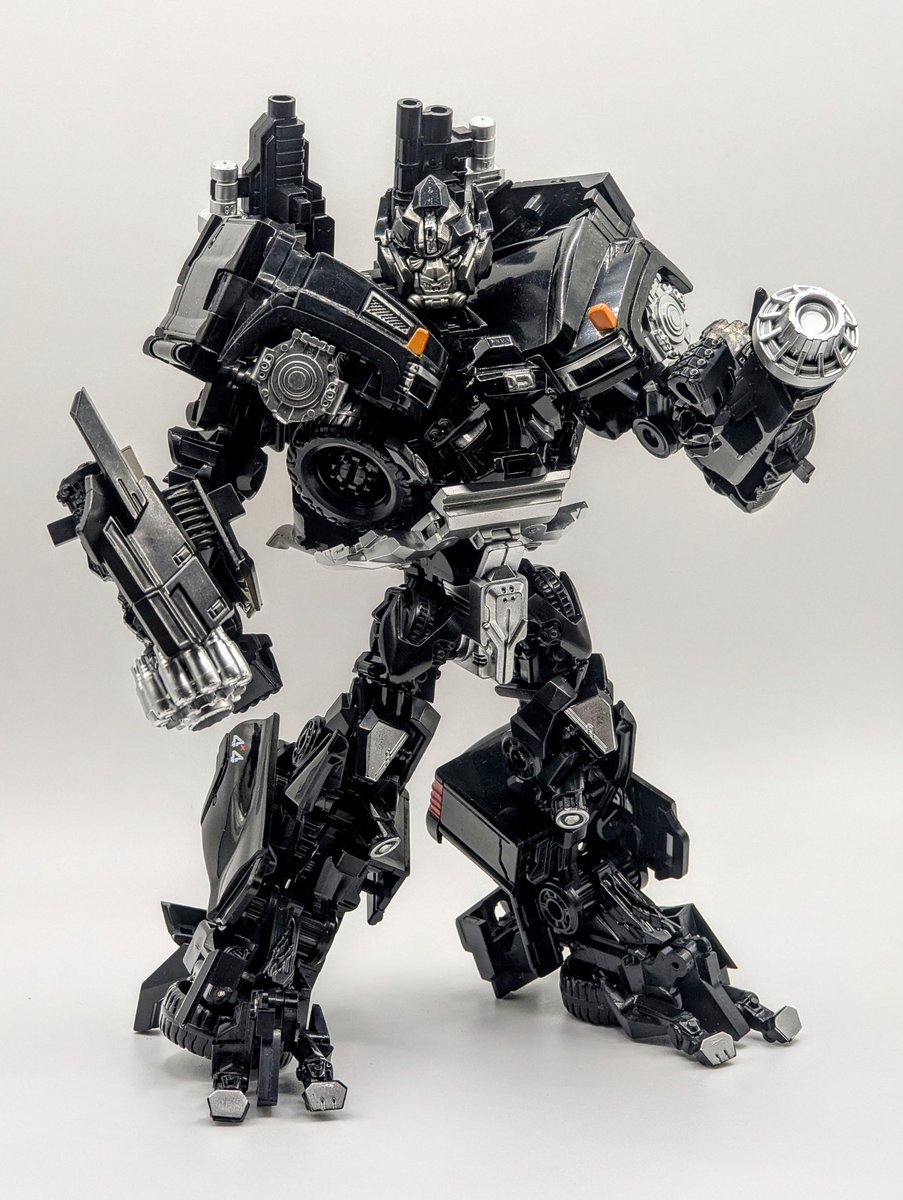 BoldimusPrime's tweet photo. Invested in a light box for toy photography, so here are a couple of Transformers test shots with Baiwei Ironhide, (a slightly dusty) Studio Series Jetfire and Studio Series Optimus Prime. https://t.co/sS5MbgHGjD