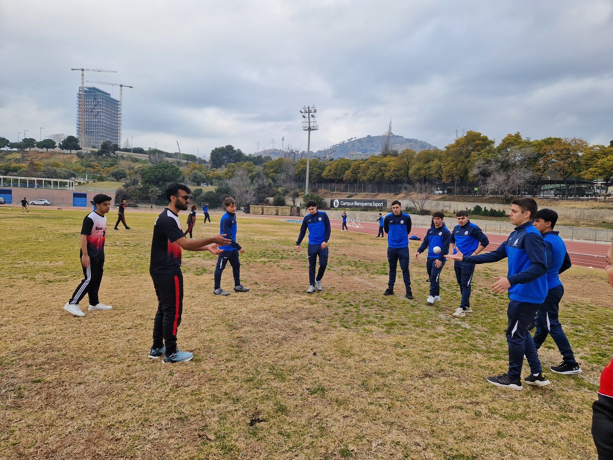 LH_CricketClub's tweet photo. Hem participat al Tour del Talento en un matí on el criquet ha estat un dels protagonistes! Hem fet de monitors i monitores ensenyant a jugar a criquet a estudiants de cicles esportius de formació professional. 

Una experiència molt positiva! 🏏😊

#tourdeltalento #criquetjove https://t.co/RupJI7LVTB