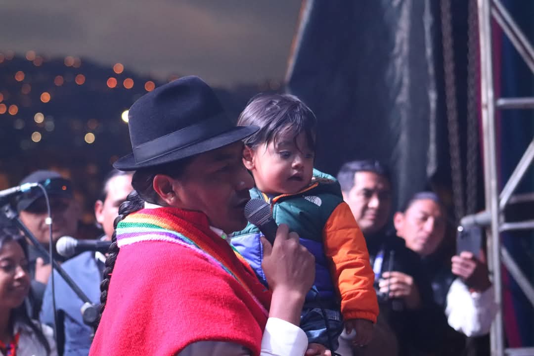 En medio de tanto macho asqueroso, qué bueno tener en la papeleta y en la política a un man que sí se cuestiona y busca transformar las estructuras.

Leo junto a su wawa Sinchi en su discurso de cierre de campaña ✊🏾🔥