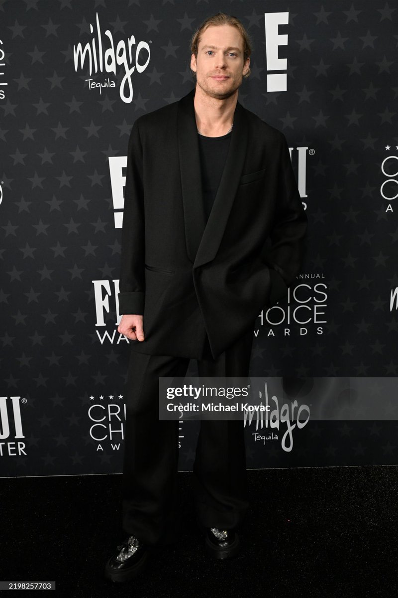 Sam Reid looks striking for the #CriticsChoiceAwards !