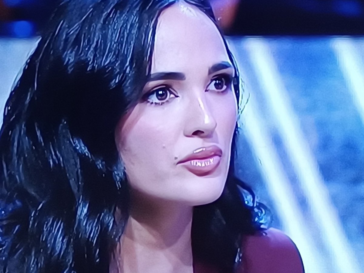 Que pena que una chica tan joven y tan mona decida hacer ésto solo por dinero.
#DeViernes