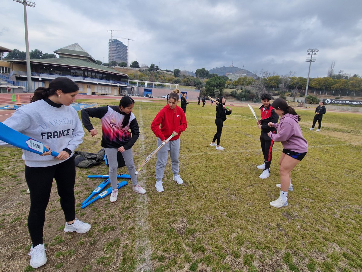 LH_CricketClub's tweet photo. Hem participat al Tour del Talento en un matí on el criquet ha estat un dels protagonistes! Hem fet de monitors i monitores ensenyant a jugar a criquet a estudiants de cicles esportius de formació professional. 

Una experiència molt positiva! 🏏😊

#tourdeltalento #criquetjove https://t.co/RupJI7LVTB