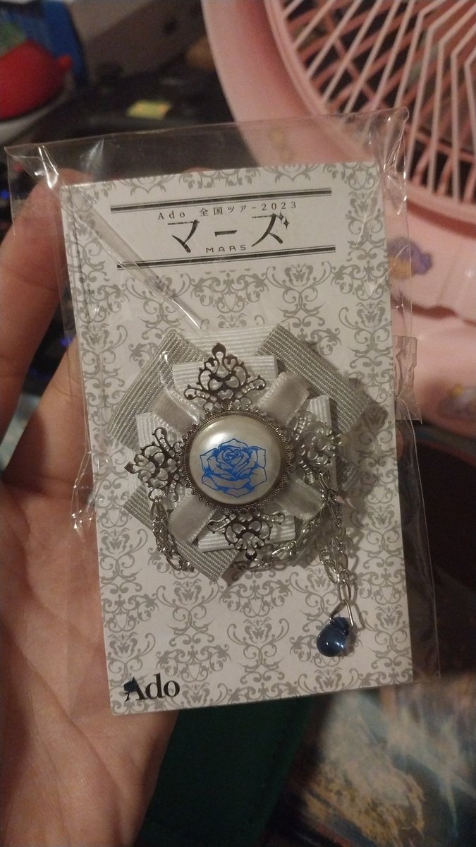 Holystik_'s tweet photo. No tienen ni idea la felicidad que me da tener este broche #ado_くら寿司 #adoHibana #ado #Adoart https://t.co/iWr1D9pe6q
