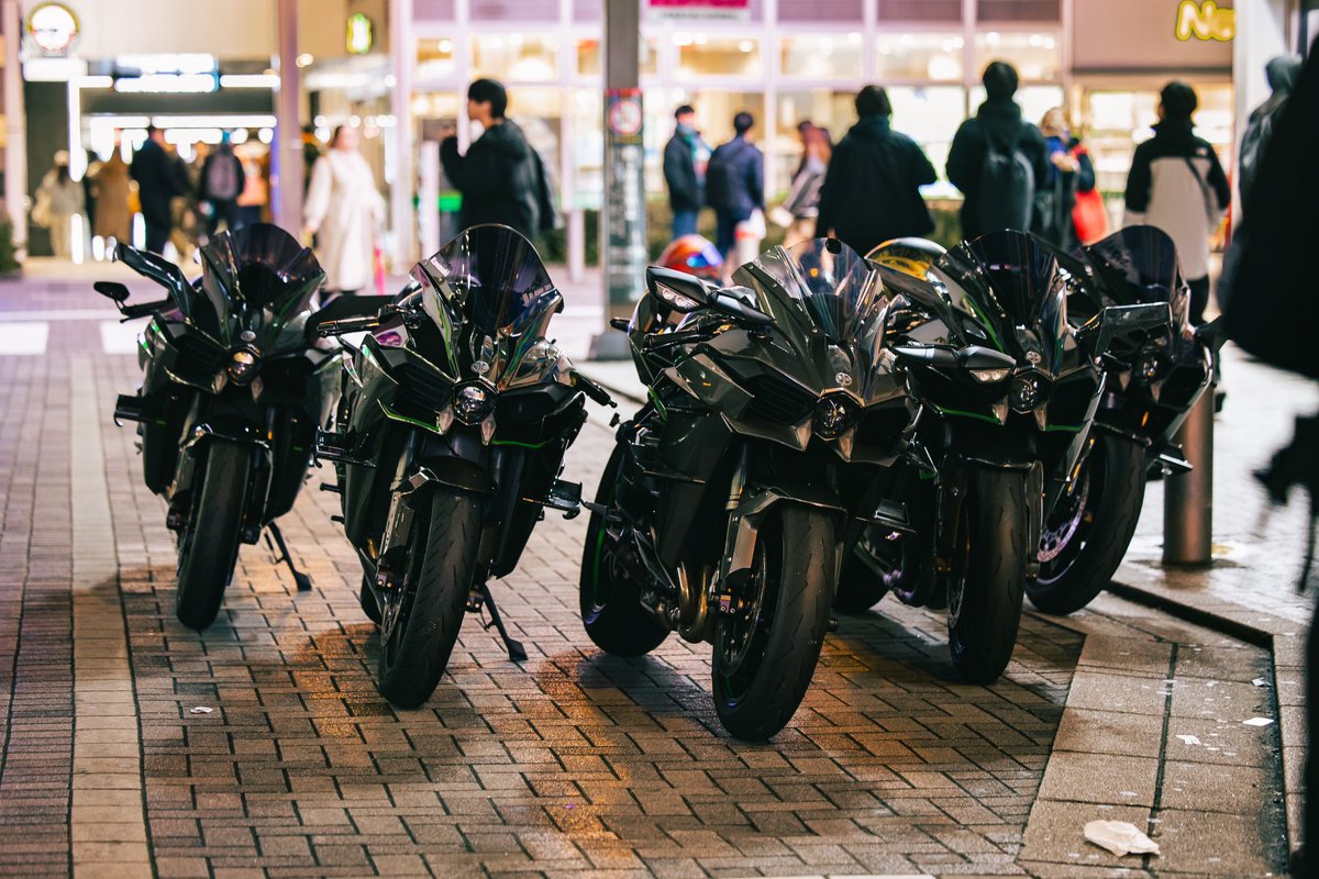 Manhtung6721's tweet photo. 秋葉原でKawasakiH2を5台見かけた😍 https://t.co/DSbleT6syV