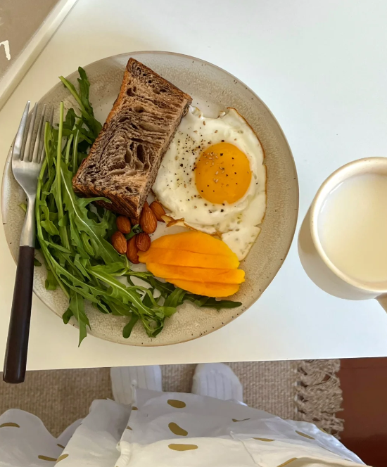 Albertaasd's tweet photo. Chocolate 🍫Toast 🍞Omelette 🍳arugula nutMango 🥭🥛 https://t.co/Vud8dCHCJm