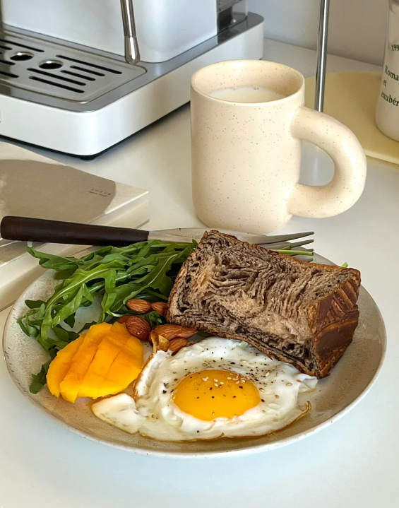 Albertaasd's tweet photo. Chocolate 🍫Toast 🍞Omelette 🍳arugula nutMango 🥭🥛 https://t.co/Vud8dCHCJm