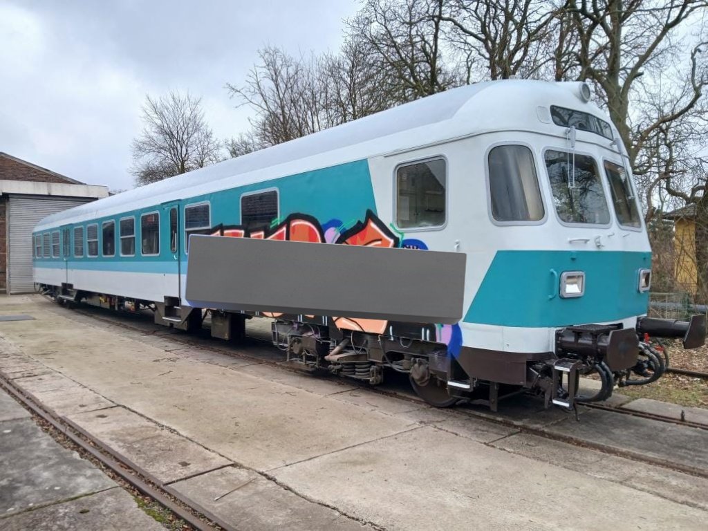 Ich bin, als Miteigentümer, stinksauer. Meine Kumpels (hab selber wenig Zeit und Muße) haben alles vorgeschliffen, gespachtelt &amp; ein Profilackierer hat den Bnrdzf dann, für teuer Privatgeld (u.a. aus eigenen Kassen) gegen Rechnung, in Mint lackiert. Ihr Wix*er! Sprüht woanders 😡