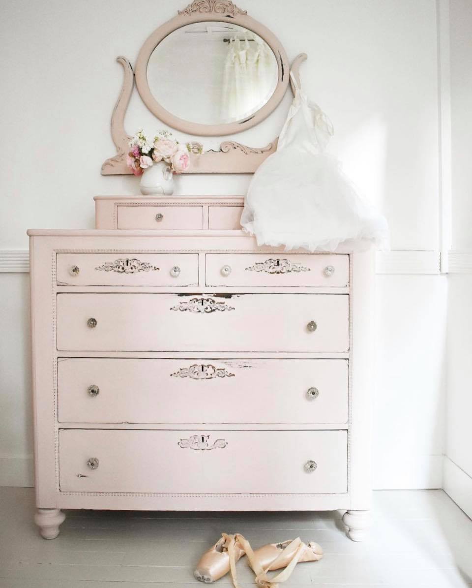 MMSMilkPaint's tweet photo. ARABESQUE: This dusty rose is as delicate and graceful as a prima ballerina on stage. While images of tutus and flower petals may be your first thought, Arabesque extends far beyond the reach of a little girl's bedroom or the walls of nurseries.
📷🎨: My Riverside French Cottage https://t.co/jW0ZaSLbTK