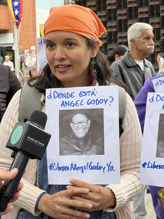 ajgplessmann's tweet photo. Ángel Godoy (periodista de @Punto_deCorte) tiene el mismo tiempo desaparecido que Enrique Márquez. Para él, para Enrique y para todxs lxs personas arbitrariamente detenidas exigimos libertad inmediata y #AmnistiaGeneral  #LiberenAEnriqueMarquez https://t.co/DvllJnPqtg