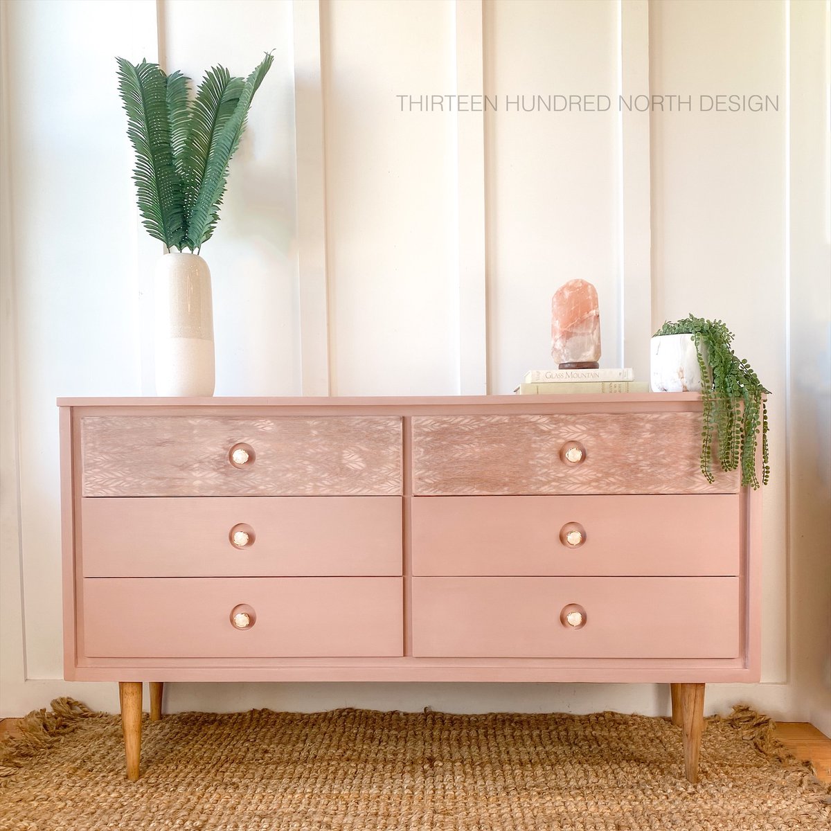 MMSMilkPaint's tweet photo. Arabesque paired with Mid Mod. 😍 Thoughts?
.
📷🎨: Thirteen Hundred North Design
.
#ecofriendlypaint #mmsmp #naturalpaint  #furnitureflip #paintedfurniture #homedecor #furniturepaint #missmustardseedsmilkpaint #milkpaint #mmsmilkpaint #iheartmilkpaint #noVOCs #safepaint https://t.co/rKmqBrIjbH