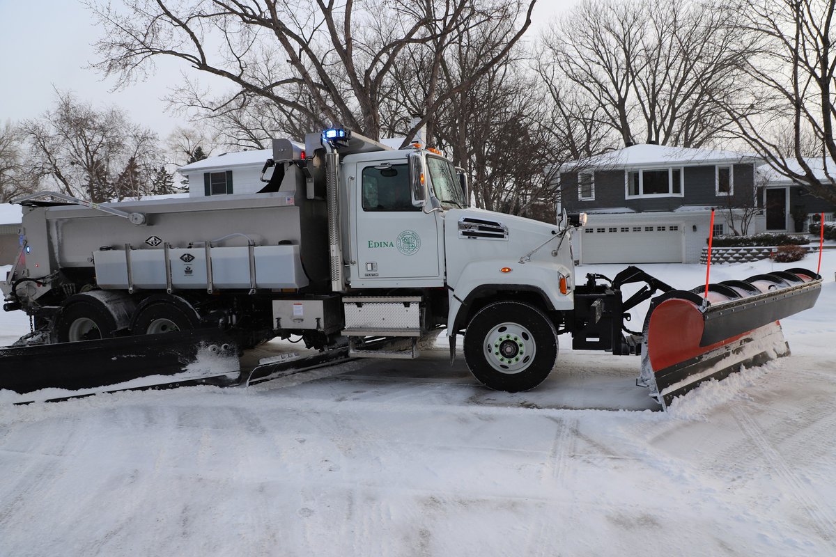 With snow heading our way, please take a minute to review some winter weather reminders that will help our plow crews. Use caution when traveling tomorrow and stay safe!

🚗 Parked vehicles must be moved off the street after a snowfall of 1.5+ inches until the street has been