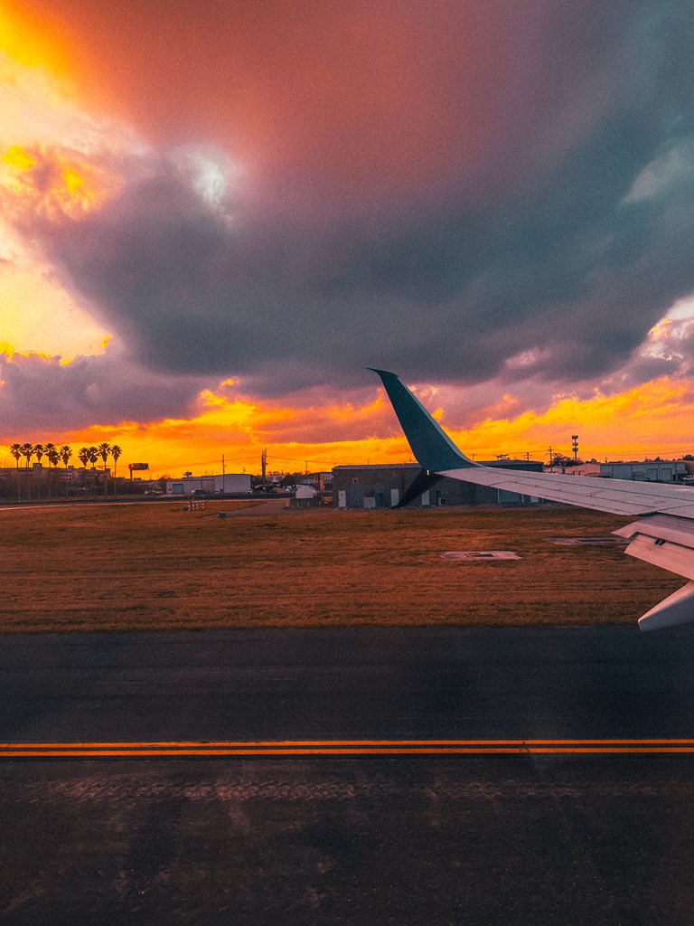 J_Pischke's tweet photo. sunset flights. https://t.co/ieI0Lr3wd5