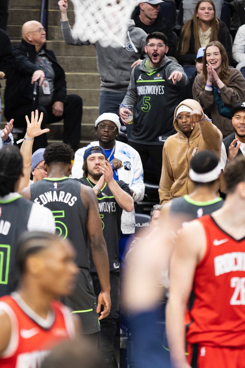 bdifferent tweet media