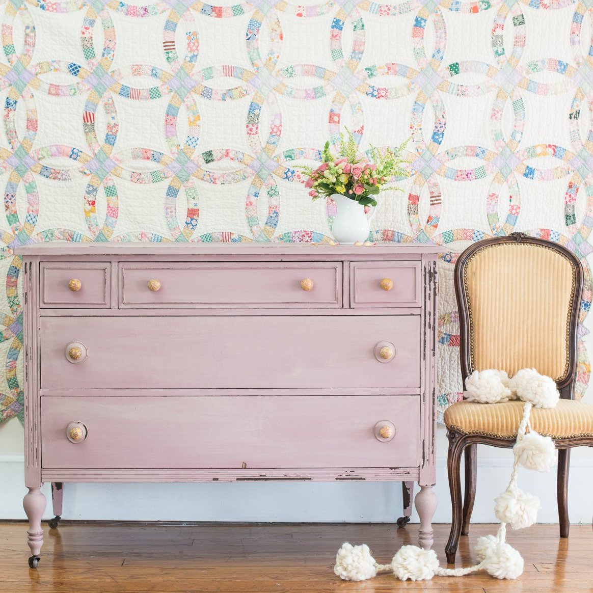 MMSMilkPaint's tweet photo. Paired with a Vintage Quilt, this Arabesque Dresser is a show stopper.
.
📷🎨: Miss Mustard Seed Milk Paint Team
.
#ecofriendlypaint #mmsmp #naturalpaint   #paintedfurniture #homedecor #furniturepaint #missmustardseedsmilkpaint #milkpaint #mmsmilkpaint #iheartmilkpaint #noVOCs https://t.co/gBnL1iRSR6