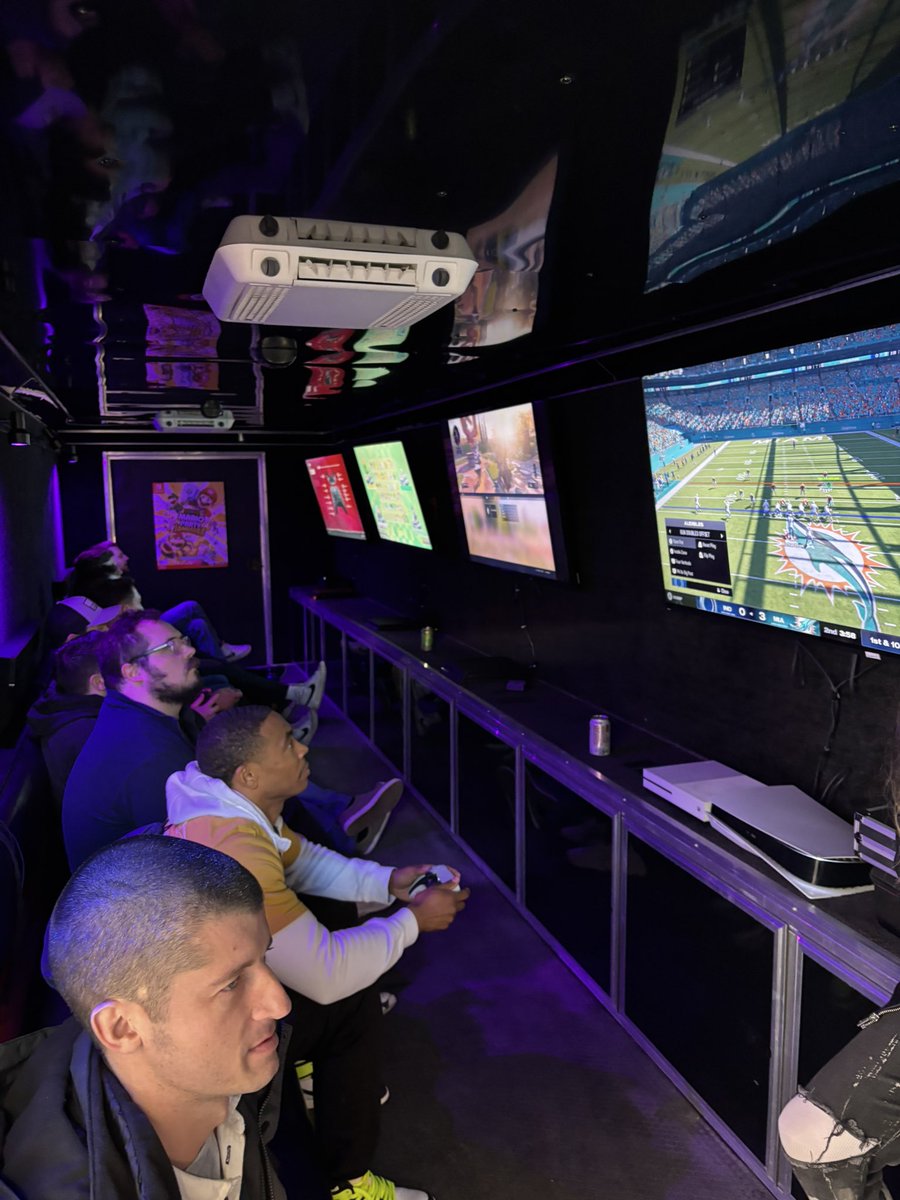 GameTruckNEO's tweet photo. Friday Night Lights!

#GameTruckParty https://t.co/vAu2KKhOp3