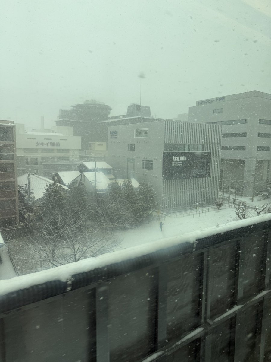 20分遅れでやっと出発🚄
京都付近からめっちゃ雪ふってきた☃️
無事に着きますように🙏

#이준호 #LEEJUNHO
#준호 #JUNHO
#MidnightSun
#MidnightSun_INCHEON
#2025_LEEJUNHO_FANCON
