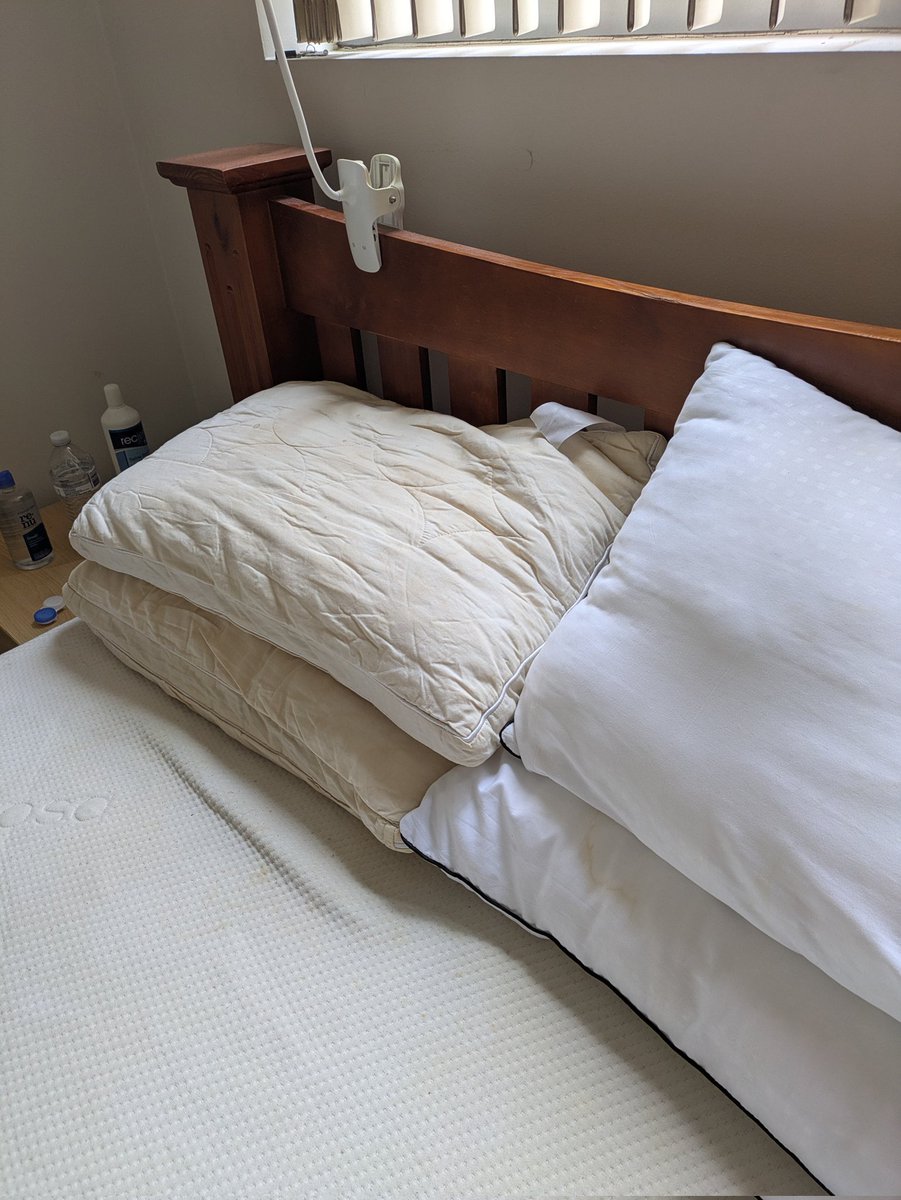 MarieSkelton's tweet photo. Help me settle an argument... Are the pillows on the left ok? https://t.co/OOd3CtON2f