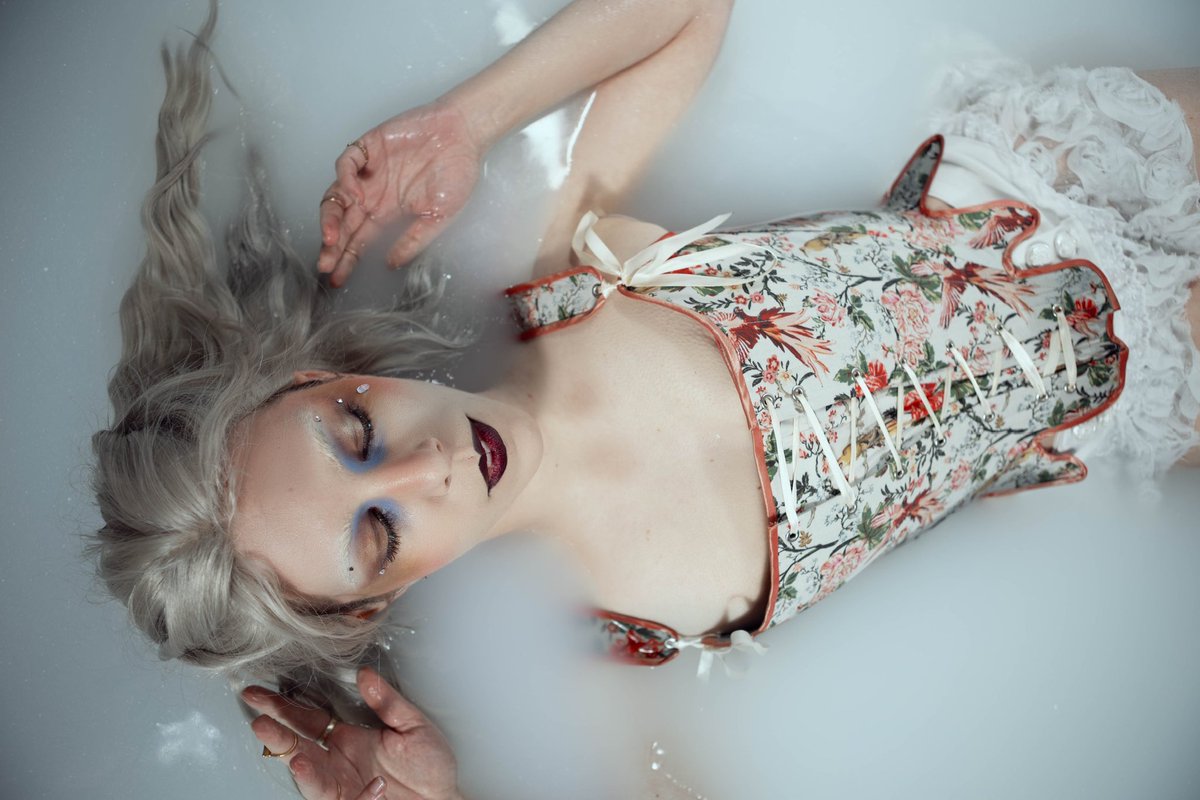 👼 cherub rock 👼

captured by the dreamy genius <a href="/mvgitek/">— jules 🪽</a> with stays by <a href="/cloakandtailor/">Cloak & Tailor</a>