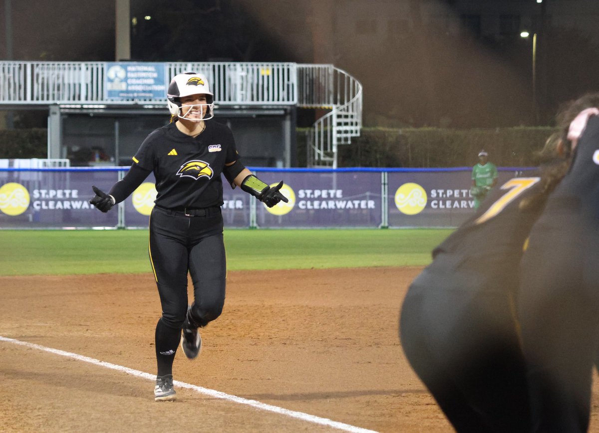 RYANNA VALDIVIAAAAA 

Ry launches one over the fence for her first career home run at Southern Miss, a two-run shot to put the Golden Eagles up 2-0!

📺: bit.ly/4hNaQof
📊: smttt.info/Stats

#SMTTT | #RiseAsOne