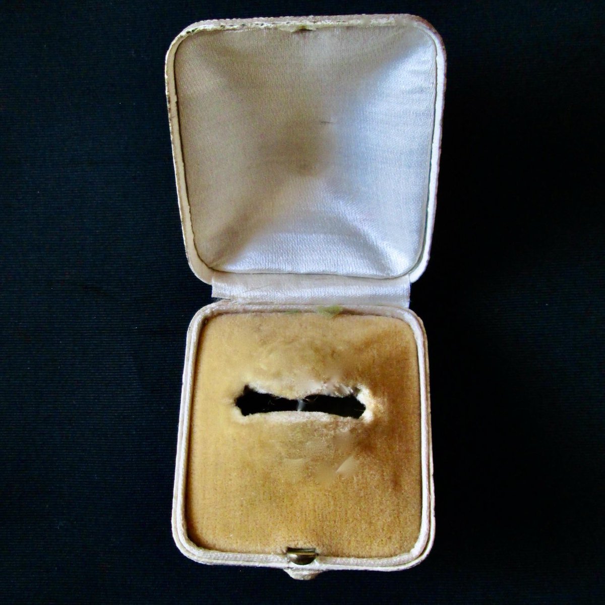 mloartwear's tweet image. maryselo.etsy.com/listing/187113… #collectibles #ringbox #ring #antiques #antiquebox #jewelrybox