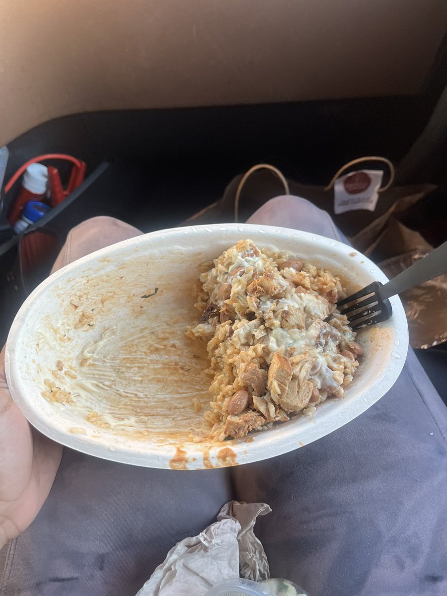 puresilkk__'s tweet photo. @ChipotleTweets wtf is this bowl??? wtf am I suppose to do with a bowl halfway filled??? I want my money back or something cause ain’t no mf way a worker thought this was a “good eats”???!!!! 
And no I didn’t eat shit, I pushed it to the side to show how little food there is!!!! https://t.co/Mnd4qiBySg