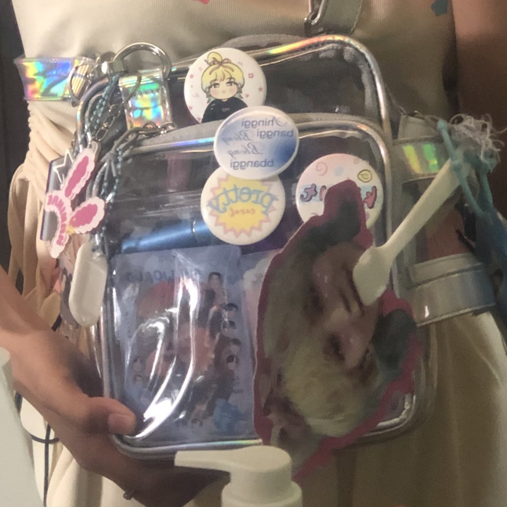 oi warga aku hari ini pake baju ini kalau kalian liat panggil aja yaa, bakal aku kasi selama persediaan masih ada ^^