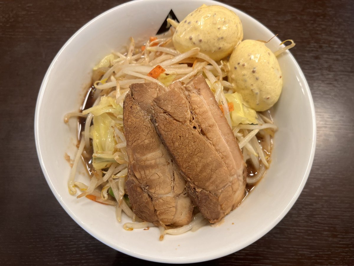 DontThinkFeel84's tweet photo. 宅麺で買った「豚セメント」
京都の極鶏ブランドで極鶏好きとしては食べておかねばと発注
おぉ❗️このセメント色したドロ汁❗️期待大❣️
具材載せていざっ‼️
細い豚を感じる汁、混ぜれば醤油と相まり旨さ上々⤴️
残った汁にライスドボンし完食、病みつきになる一杯、シアワセゴチでした😋 https://t.co/4nwYQZd6uq