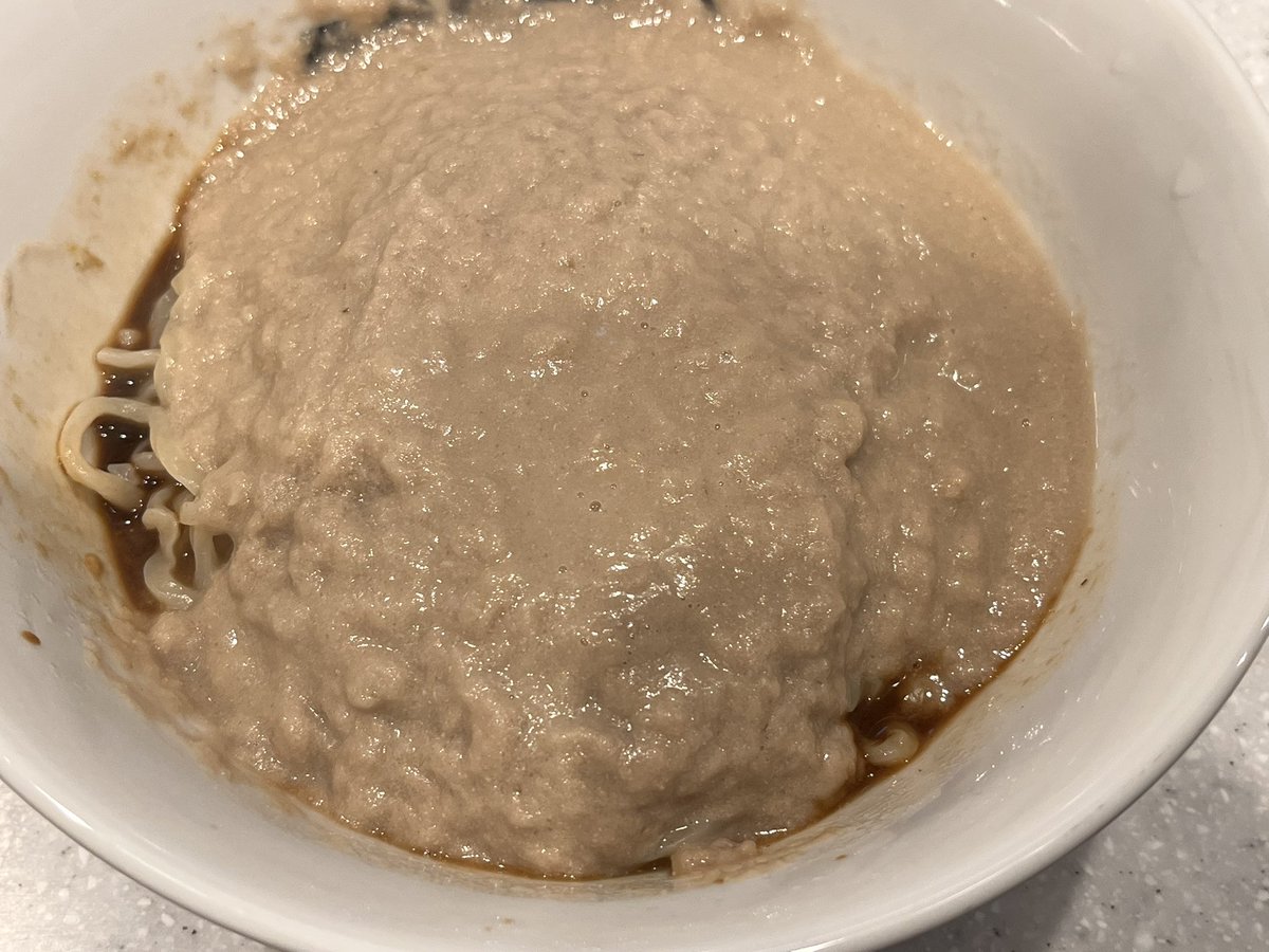 DontThinkFeel84's tweet photo. 宅麺で買った「豚セメント」
京都の極鶏ブランドで極鶏好きとしては食べておかねばと発注
おぉ❗️このセメント色したドロ汁❗️期待大❣️
具材載せていざっ‼️
細い豚を感じる汁、混ぜれば醤油と相まり旨さ上々⤴️
残った汁にライスドボンし完食、病みつきになる一杯、シアワセゴチでした😋 https://t.co/4nwYQZd6uq