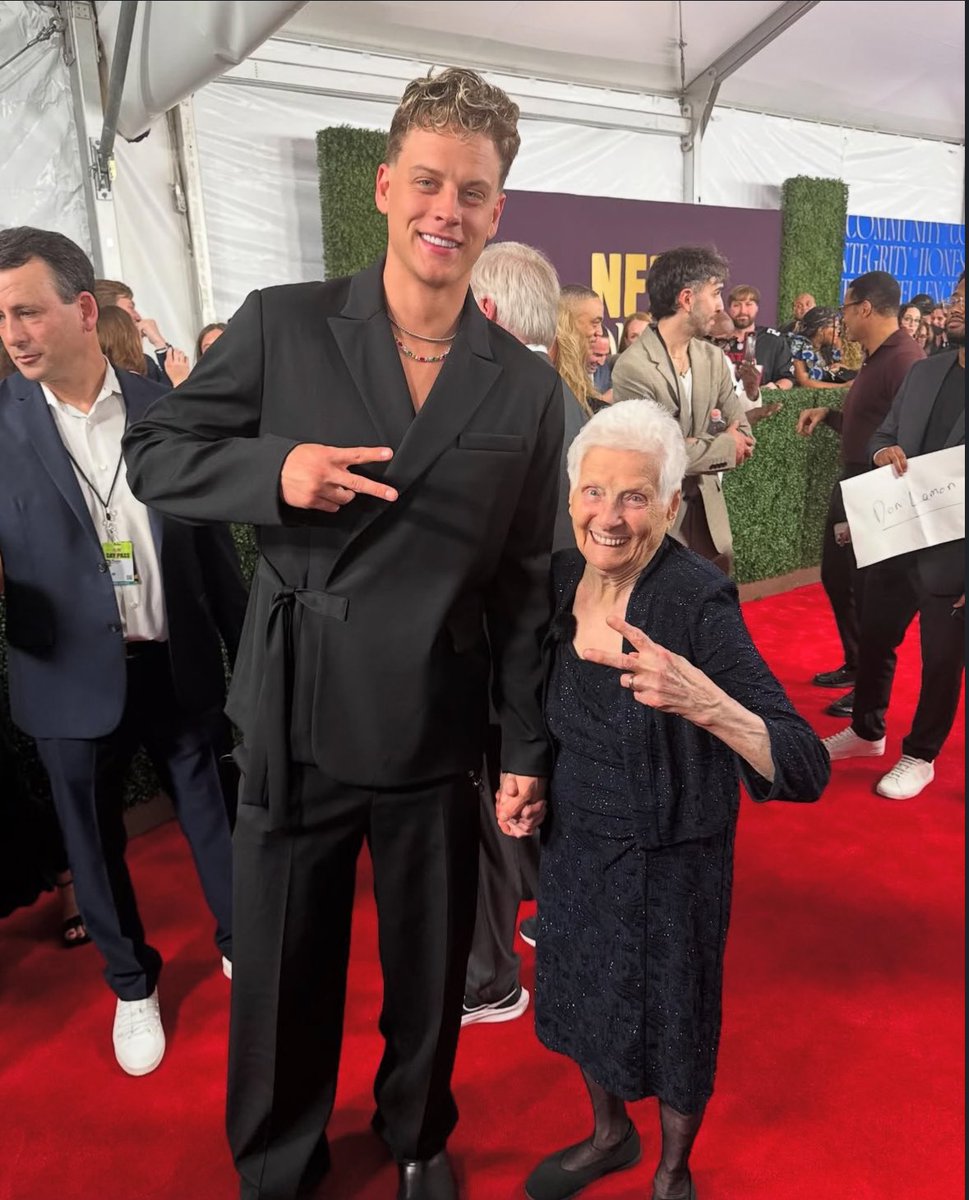 burroses's tweet image. the way he’s holding her hand 🥹