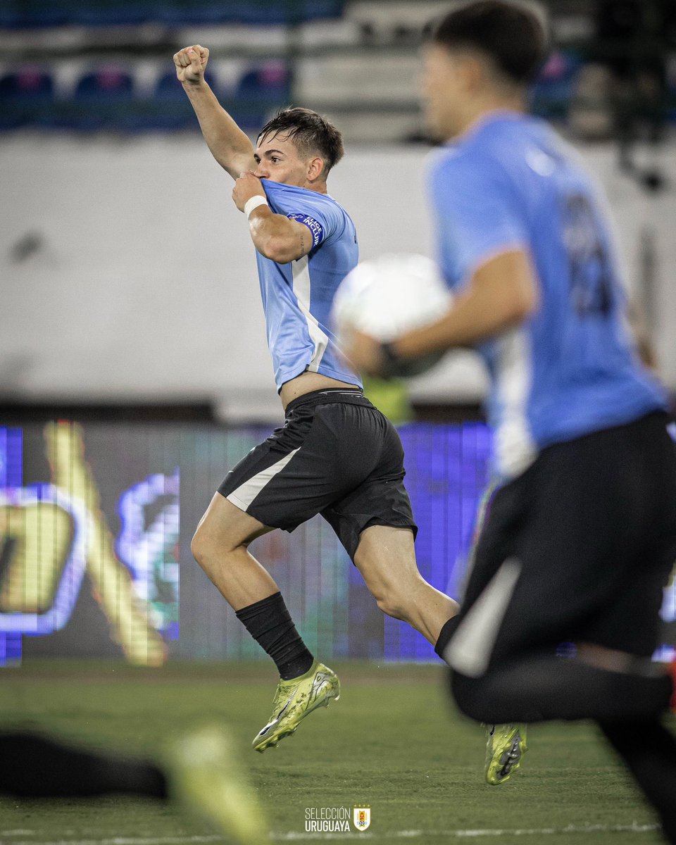 CancheroSrc's tweet photo. 𝐃𝐮𝐫𝐚 𝐝𝐞𝐫𝐫𝐨𝐭𝐚❌

#Uruguay perdió 4-3 frente a #Argentina , se le esfumó el título y complicó la clasificación al Mundial.

Deberá ganar lo que le queda y poder sumar unidades.

La Celeste no repitió lo hecho en fase de grupos y lo sufrió muchísimo.

#SudamericanoSub20 https://t.co/ilDz326kZ4