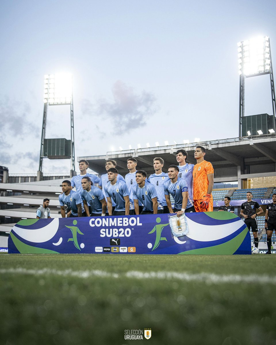 CancheroSrc's tweet photo. 𝐃𝐮𝐫𝐚 𝐝𝐞𝐫𝐫𝐨𝐭𝐚❌

#Uruguay perdió 4-3 frente a #Argentina , se le esfumó el título y complicó la clasificación al Mundial.

Deberá ganar lo que le queda y poder sumar unidades.

La Celeste no repitió lo hecho en fase de grupos y lo sufrió muchísimo.

#SudamericanoSub20 https://t.co/ilDz326kZ4