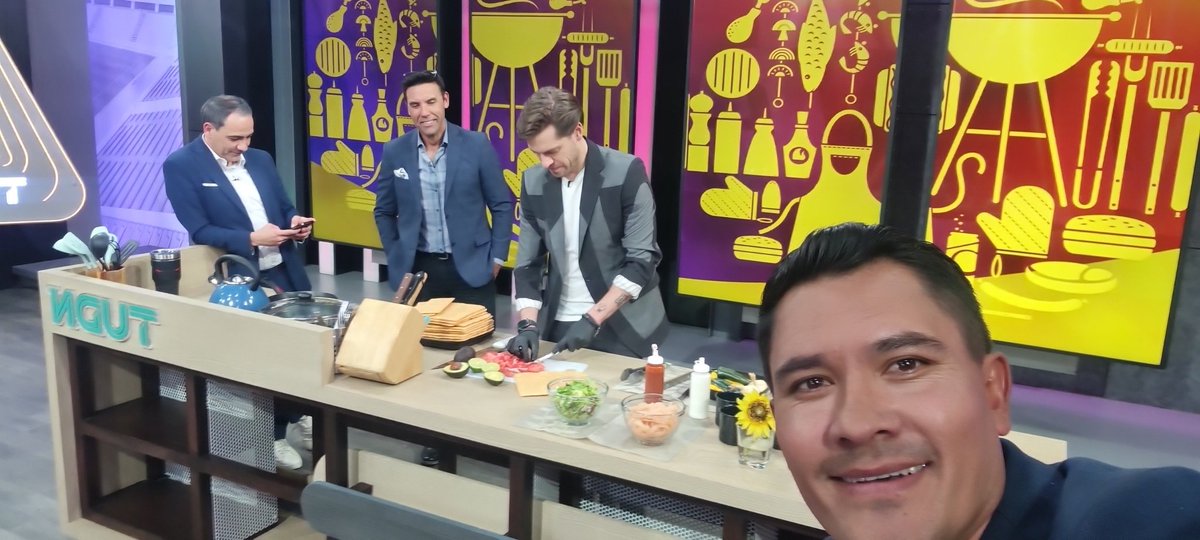 cantantearbitro's tweet photo. Listos para Futbol Central @TUDNUSA con mis compañeros @adelarosa @RusoZamogilny @jcdiazmurrieta por @TUDNUSA https://t.co/cMZAlhkKr4